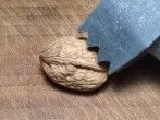 Walnüsse mit Fleischklopfer "knacken"