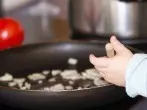 Kleine Kinder dürfen mitkochen