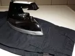 Schwarze Sachen ohne Glanz bügeln