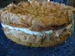 Sahnetorte mit fruchtiger Füllung