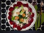 Salat mit roter Beete, gr&uuml;nem Salat, <strong>Shrimps</strong> und Pilzen