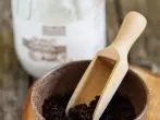 Hautpflege: lösliches Kaffeepulver plus Kokosnussöl