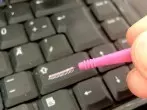 Tastatur-Zwischenraum reinigen