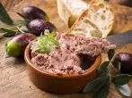 Hühnerleberpastete mit hartgekochten Eiern
