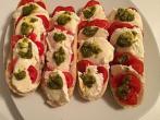 &Uuml;berbackenes Tomaten-<strong>Mozzarella</strong>-Pesto Br&ouml;tchen