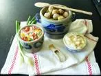 Neue Kartoffeln mit Salzkruste und verschiedenen Dips