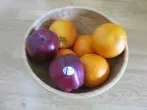 Obstschalen nicht in der Nähe von Blumen
