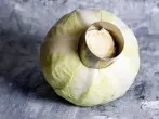 Strunk von Weißkohl entfernen