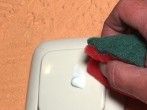 Wei&szlig;es Plastik mit <strong>Zahnpasta</strong> s&auml;ubern