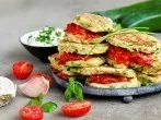 Zucchini Pfannkuchen mit Paprikafüllung