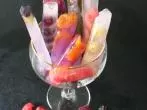 Eisstäbchen mit frischen Früchten aus dem Gefrierbeutel