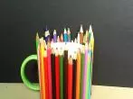 Bunter Stiftehalter aus einer Tasse
