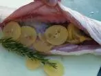 Fisch mit eingelegten Zitronen gefüllt