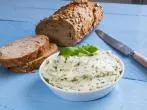 Kräuterbutter auf Vorrat herstellen und einfrieren