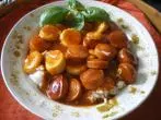 Currywurst mit viel Soße und Banane