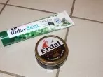 Schuhcreme entfernen mit Zahnpasta