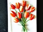 Ein Tulpenstrauß aus Tomaten fürs Buffet