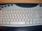 Computer-Tastatur mit Klarsichtfolie umwickeln
