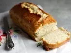 Anschnittstellen von Napf- oder Kastenkuchen frisch halten