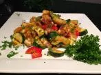 Vegane Gemüsepfanne mit knusprig gebratenem Tofu
