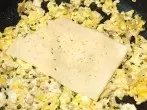 Rührei mit Käse und Schlagrahm