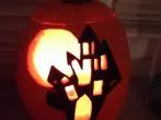 Schwarze Flächen auf Halloween-Kürbis