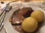 Fertig eingelegter Sauerbraten aus der Kühltheke