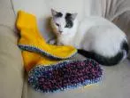Gestrickte Socken mit dicken Sohlen als Hausschuhe