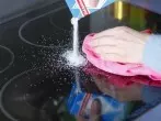 Hartnäckige Verkrustungen auf Herdplatten entfernen