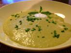Leckere <strong>Erbsensuppe</strong> mit Minze-Zitronen-Creme - vegetarisch