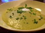 Leckere Erbsensuppe mit Minze-Zitronen-Creme - vegetarisch