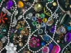 Glitzersteinchen von Modeschmuck fixieren und sichern