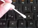 Tastatur reinigen mit Ohrenstäbchen