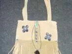 Schlichte Wildledertasche aufpeppen