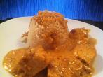 <strong>H&uuml;hnerbrustfilet</strong> in Zwiebelrahmso&szlig;e und Reis