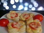 Bl&auml;tterteig Snacks mit Tomaten, Kr&auml;uterfrischk&auml;se & <strong>Mozzarella</strong>