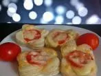 Blätterteig Snacks mit Tomaten, Kräuterfrischkäse & Mozzarella