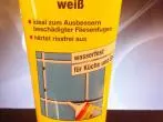 Weiße Fließenfugen mit Pufas Fugen-Reparatur weiß