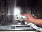Gerüche in der Mikrowelle beseitigen mit Essig