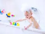 Kleinkind rutscht nicht in der Badewanne aus