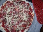 <strong>Pizzabelag</strong>: geriebene scharfe Knoblauchsalami (SUCUK)