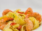 Safran-Bandnudel mit <strong>Garnelen</strong> und Dill-Sahne-Curry-So&szlig;e