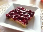 Blechkuchen mit Kirschen und Vanillepudding-Füllung