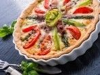 Quiche mit gr&uuml;nem Spargel und <strong>Tomaten</strong>
