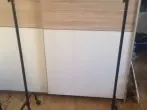Nasses Handtuch vor dem Fenster befestigen