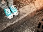 Weißen Rand am Schuh reinigen