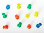 Löcher von Reißnägeln in der Tapete
