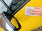 Auto mit Klarspüler auf Hochglanz bringen