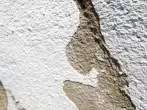 Schrauben in bröseliger Wand befestigen