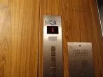 Langweile im Fahrstuhl